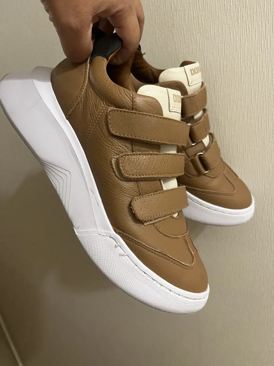 Zapatillas de hombre DONNE, color marrón con detalles en blanco. Diseño con abrojos y suela blanca.