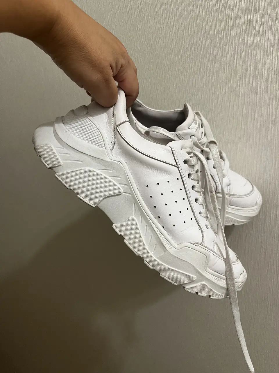 Zapatillas blancas DONNE, estilo chunky, ideales para un look urbano y moderno. Con suela gruesa y detalles perforados, perfectas para combinar con cualquier outfit casual.