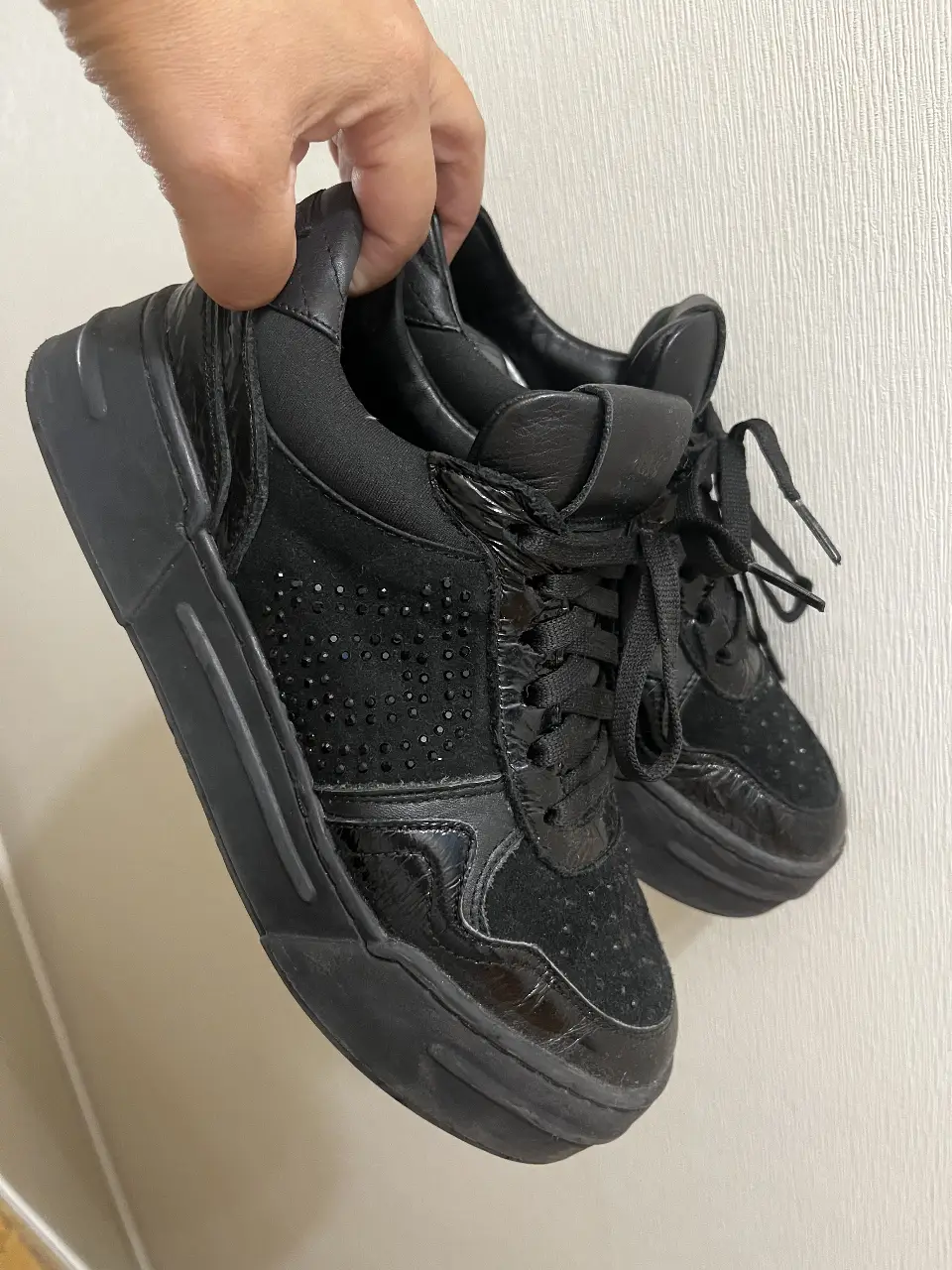 Zapatillas negras con detalles brillantes y diseño moderno. Ideales para un look urbano y sofisticado.