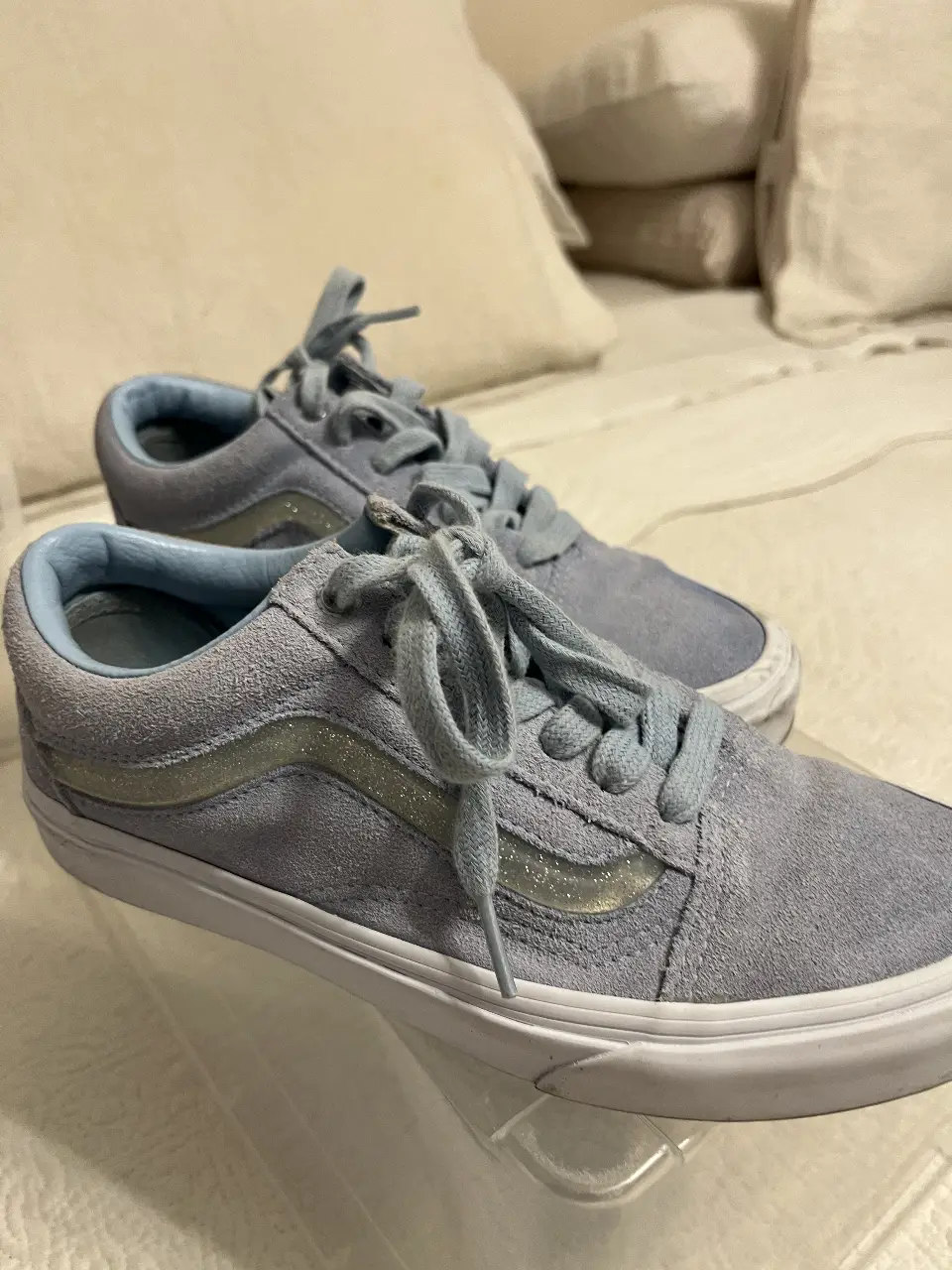 Zapatillas Vans Old Skool en gamuza gris celeste con la icónica franja lateral brillante. Un clásico de la moda urbana, ideales para un look casual y cómodo.
