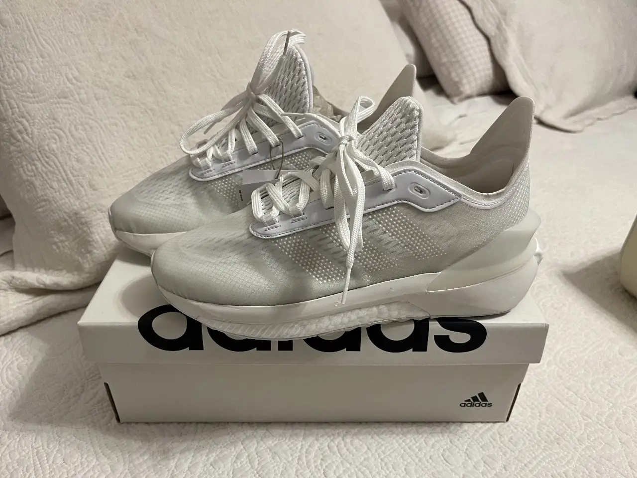 Zapatillas Adidas Avryn J blancas, ideales para un look deportivo y moderno. Con un diseño cómodo y versátil, perfectas para combinar con cualquier outfit casual.