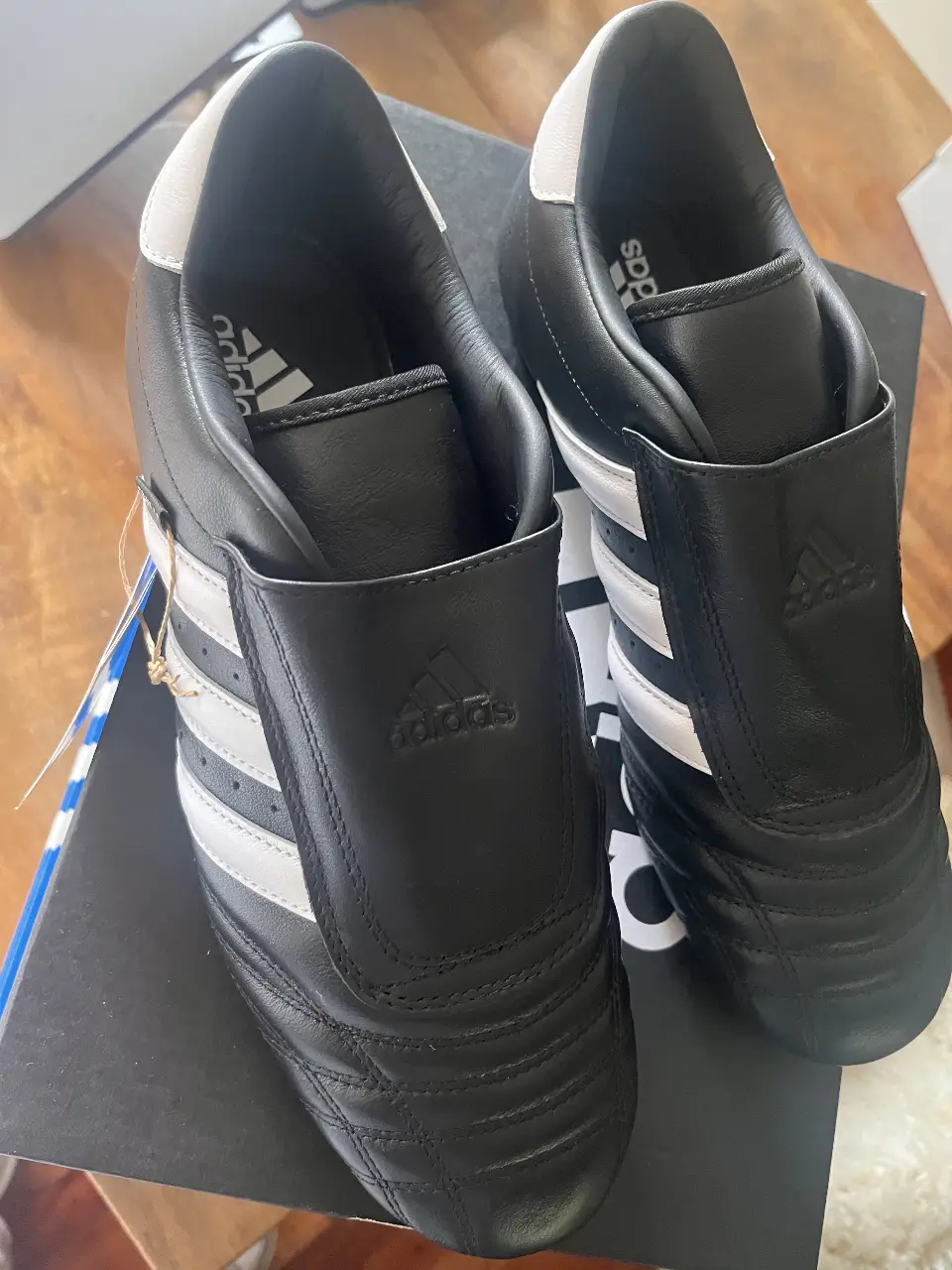 Zapatillas Adidas Taekwondo W, negras con detalles blancos, talle 42 EUR, ideales para entrenamiento y uso diario. Diseño clásico y cómodo.