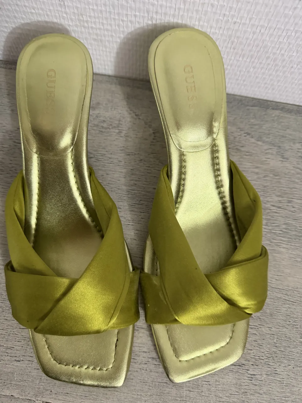 Sandalias de taco fino con tiras cruzadas en color verde lima. Un diseño moderno y elegante, perfecto para realzar cualquier look. Todos mis productos son originales 