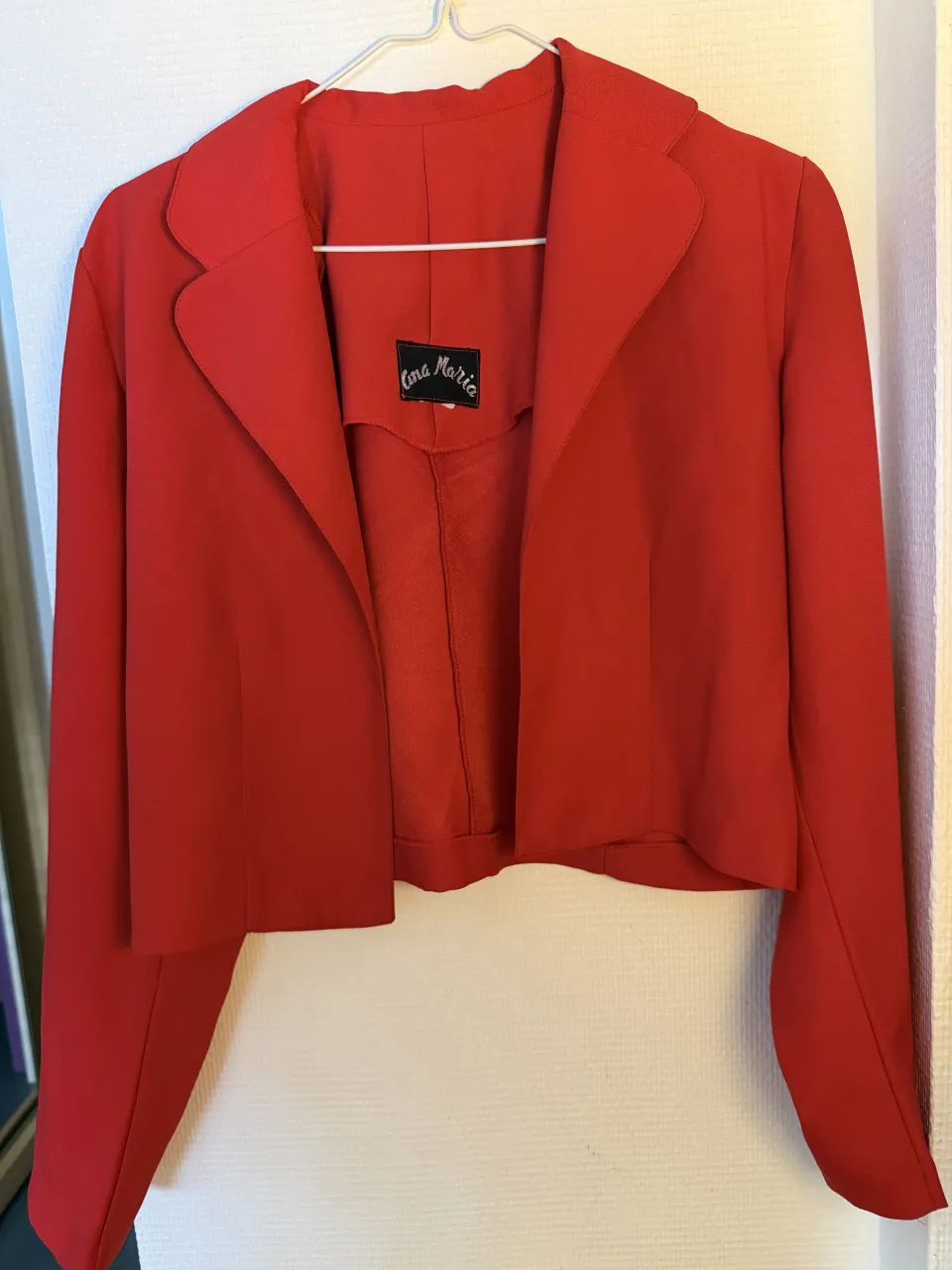Bolero rojo, ideal para darle un toque de color y elegancia a cualquier outfit. Tiene una hombrera. Perfecto para eventos o para un look más arreglado.
