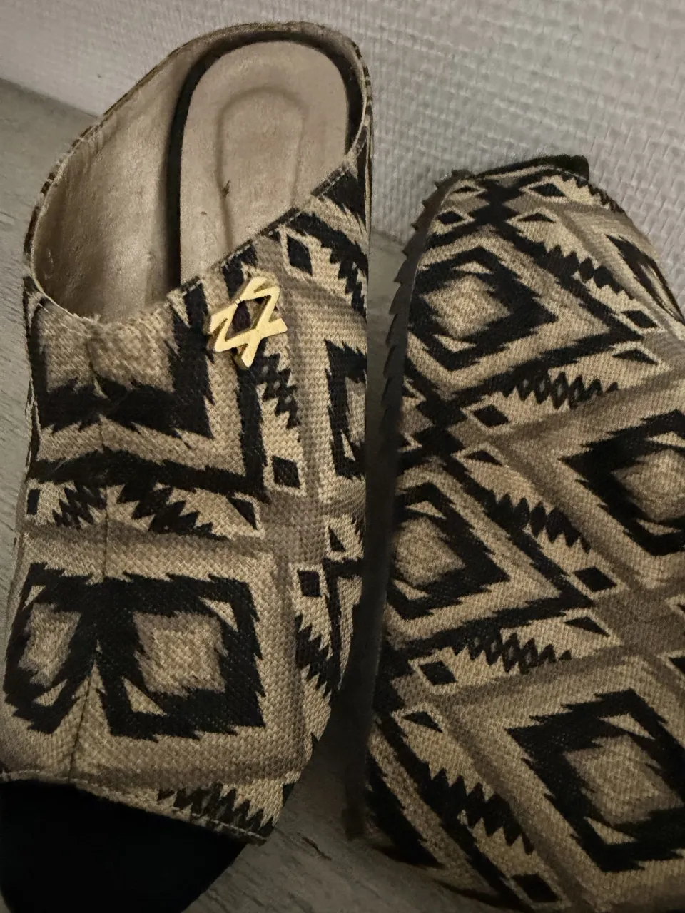 Zuecos súper cómodos con un estampado étnico súper canchero en tonos tierra y negro. Ideales para el día a día, para darle un toque especial a cualquier outfit. Todos mis productos son ORIGINALES 