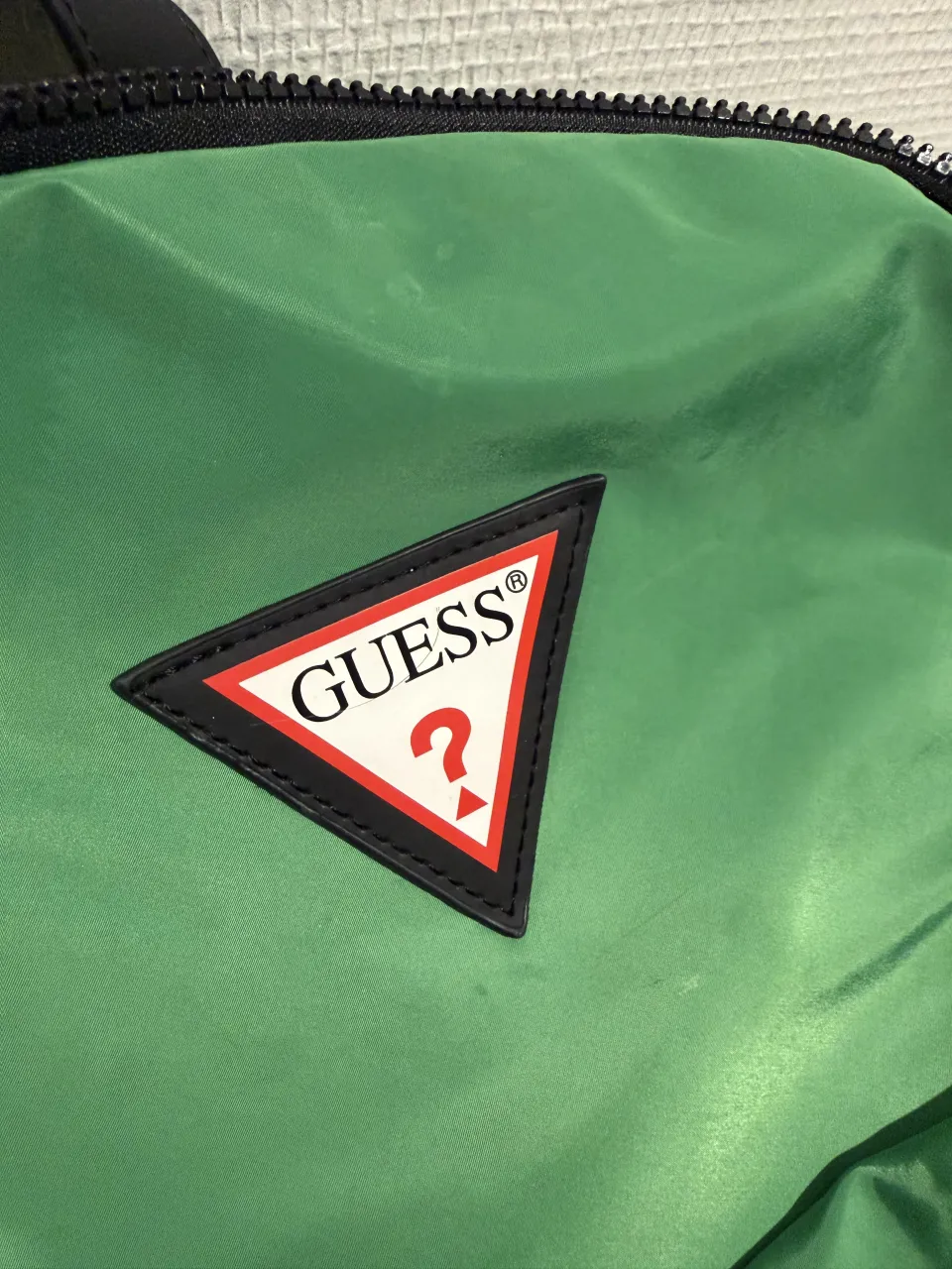 Mochila verde de la marca Guess, ideal para el día a día o para llevar tus esenciales a donde vayas. Cuenta con varios compartimentos, computer, celu , billetera…