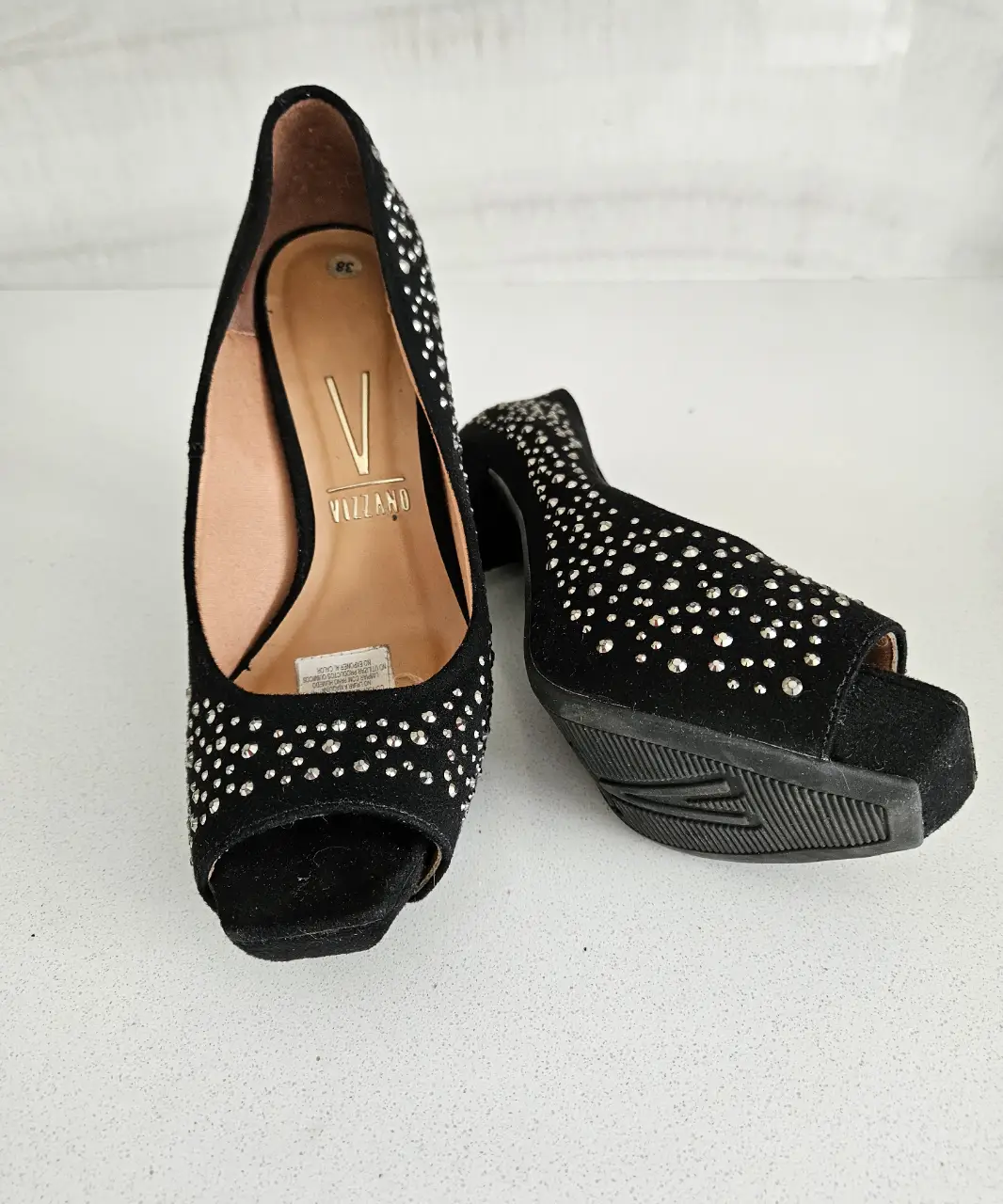 Zapatos de taco alto negros con detalles de strass. Ideales para fiestas y eventos especiales. Marca Vizzano.