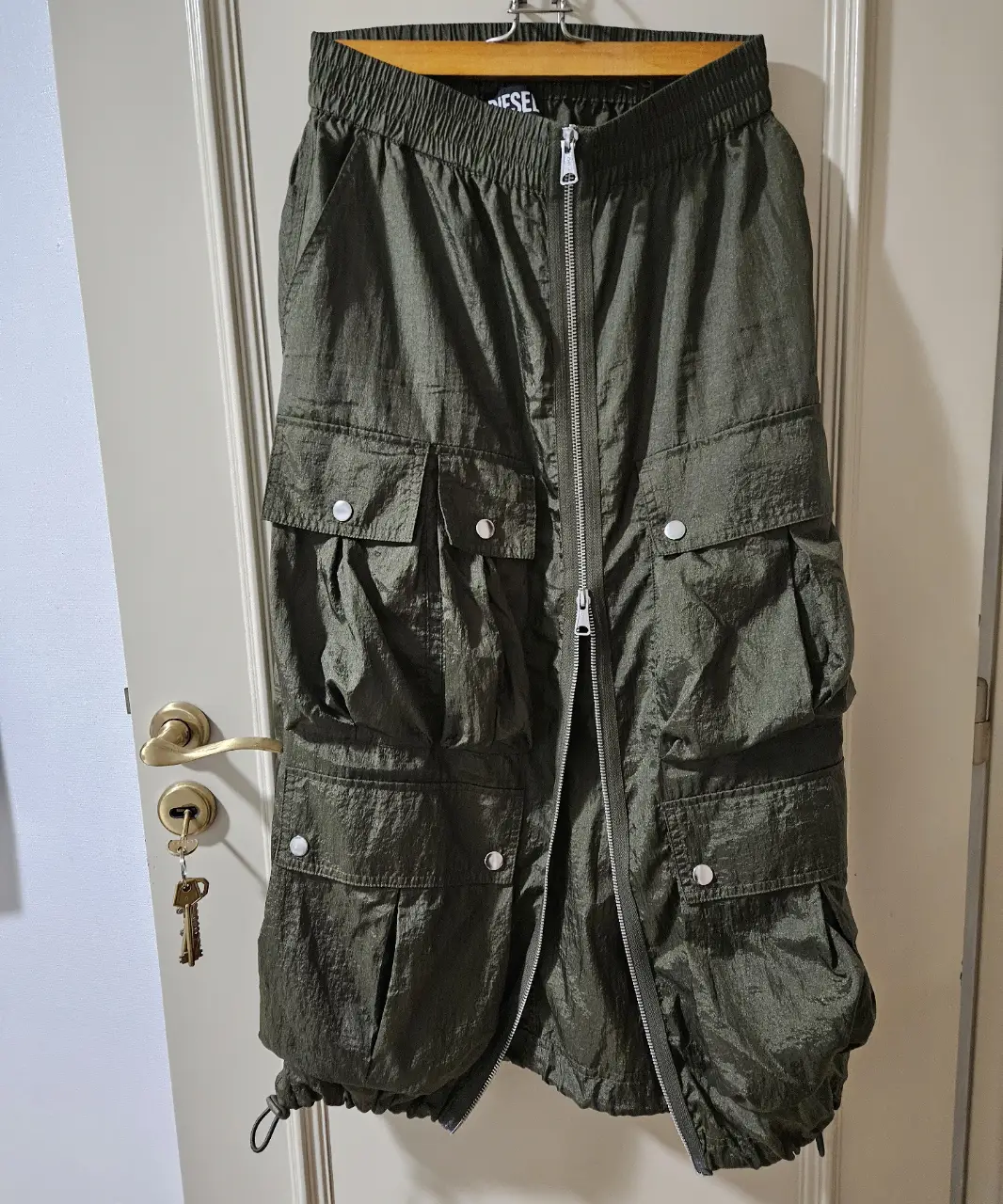 Falda cargo de mujer, color verde oscuro, con múltiples bolsillos y cierre frontal. Ideal para un look utilitario y moderno.