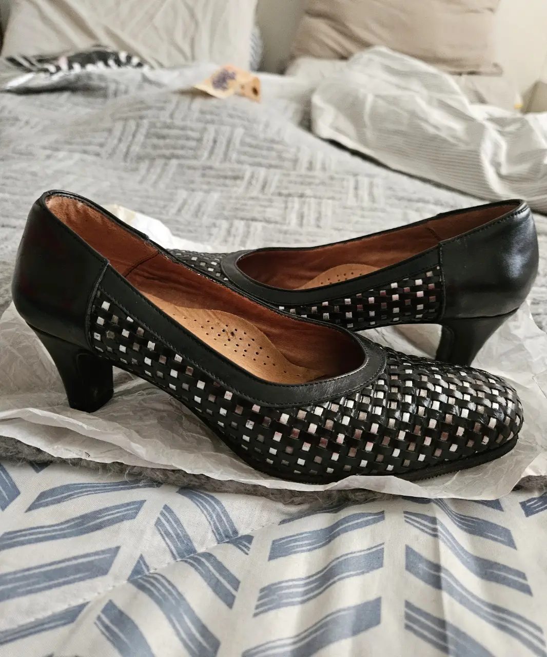Elegantes zapatos de taco alto para mujer, con diseño tejido en la parte delantera y detalles en negro. Ideales para ocasiones especiales.