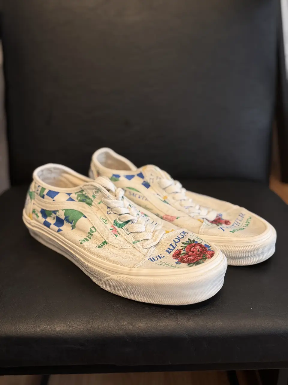 Zapatillas Vans Old Skool con estampado floral y frases. Talle 7 US Men / 8.5 US Women / Talle 39 en Argentina. Diseño único y estilo vintage. Son de una edición limitada, muy bellas y están en muy buen estado.