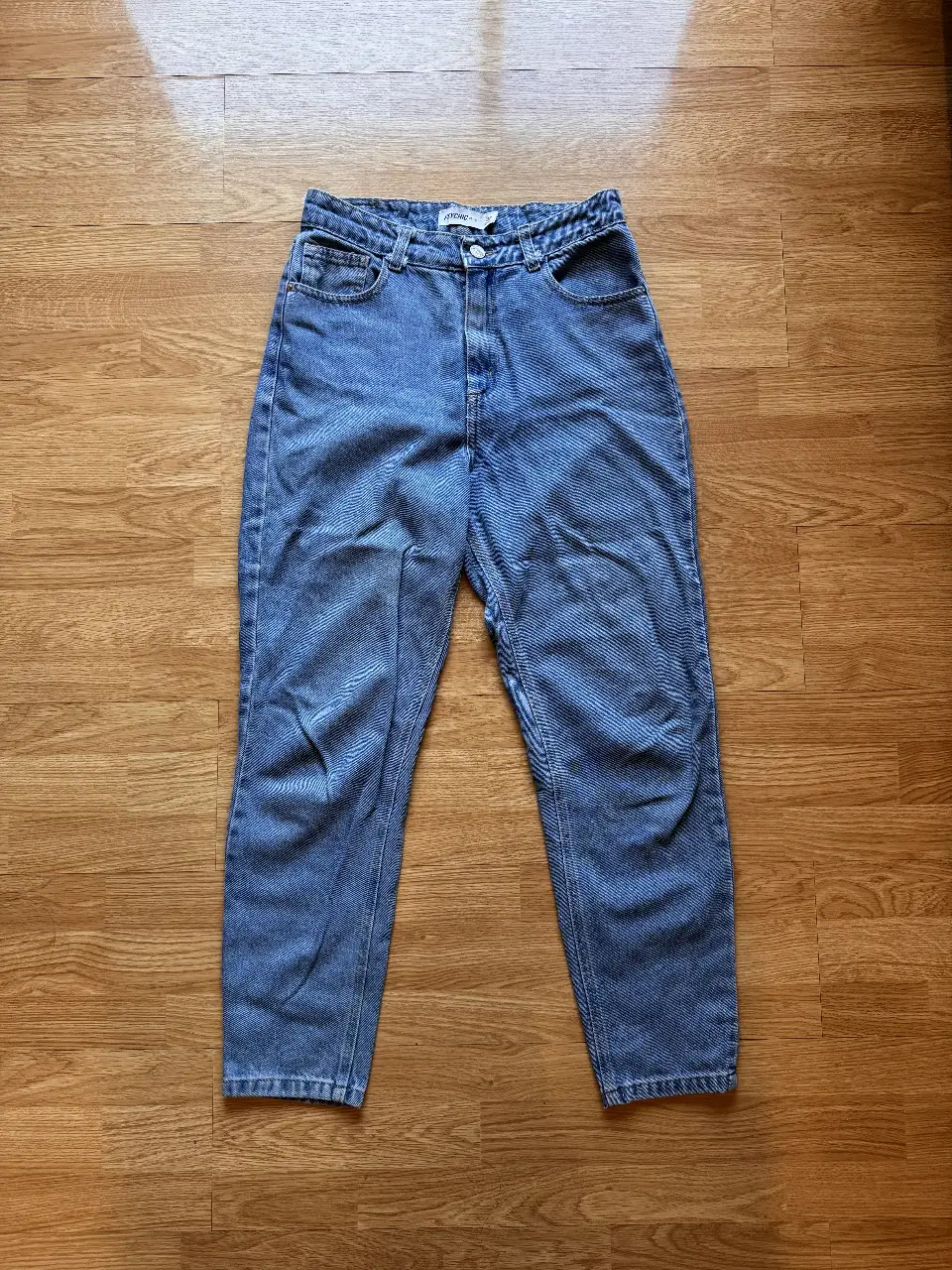Jeans de mujer, tiro alto, corte recto, color azul. Marca Psychic Denim, talle 38. Ideal para un look casual y cómodo.