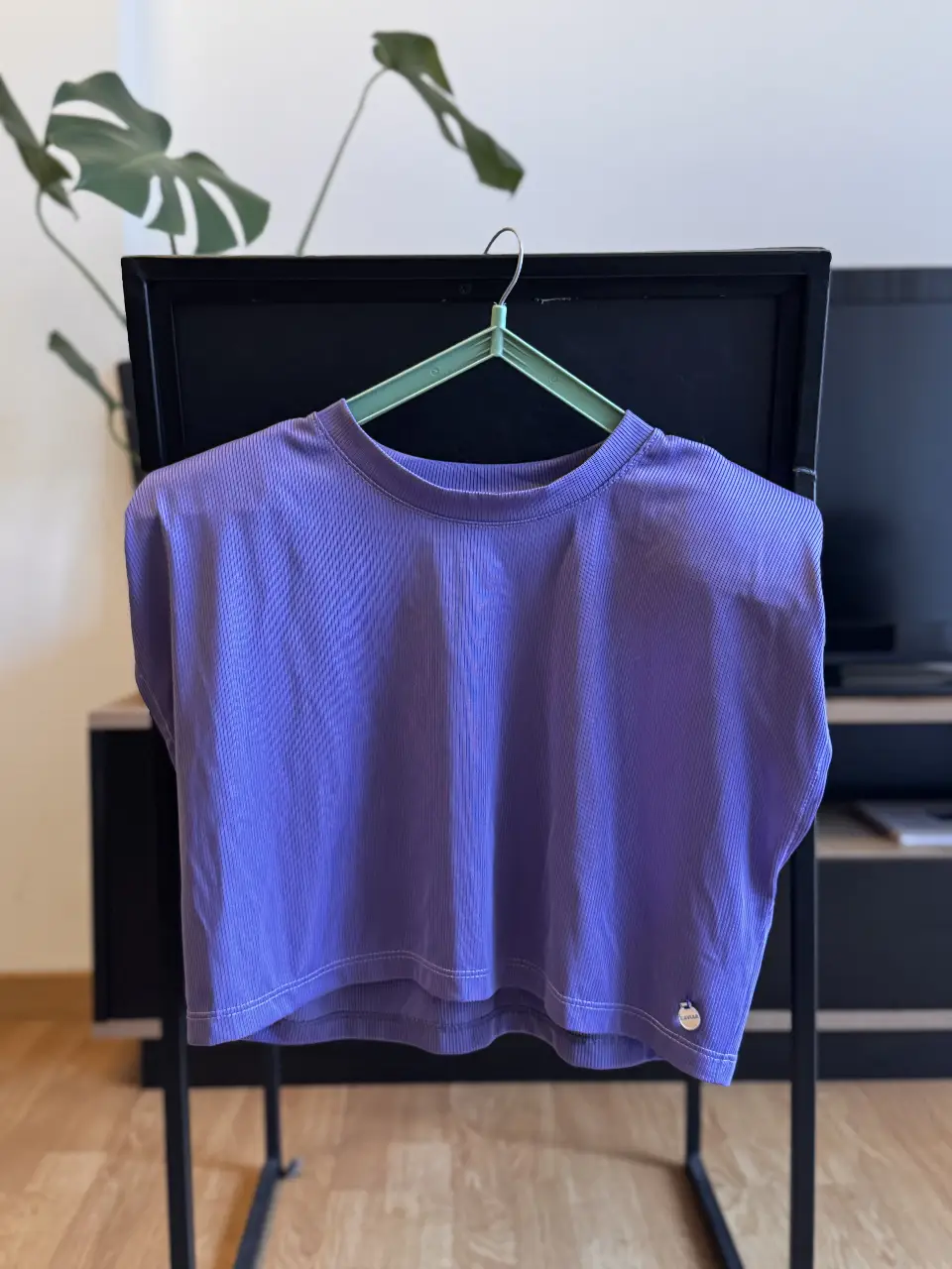 Remera corta de mujer, color lila, con cuello redondo y mangas cortas. Ideal para un look casual y moderno. Marca Caviar. Tiene hombreras. La compré y nunca la usé, por eso conserva la etiqueta.