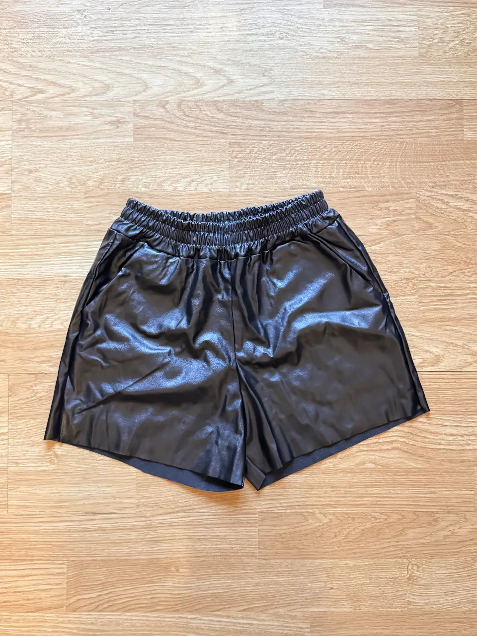 Shorts de cuero sintético negro, tiro alto con cintura elastizada. Ideal para un look moderno y versátil. El talle es más bien un XS-S pero no sé como cambiarlo en la app sepan disculpar.