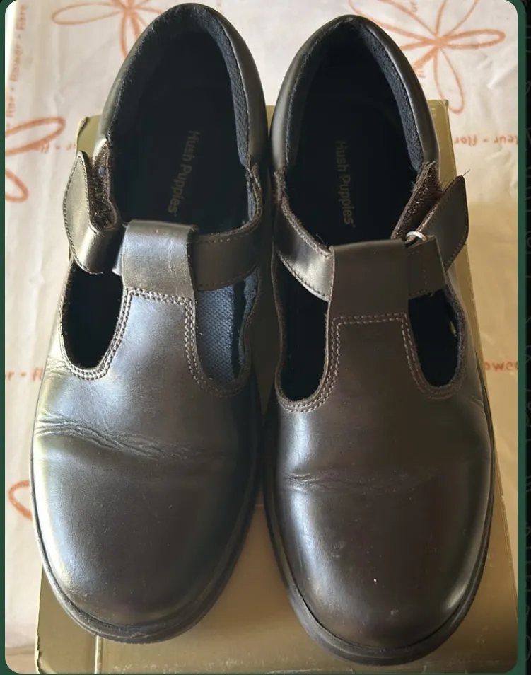 Modelo Olivia. Zapatos marrones de cuero con tira y velcro. Perfectos para el día a día en el cole.
