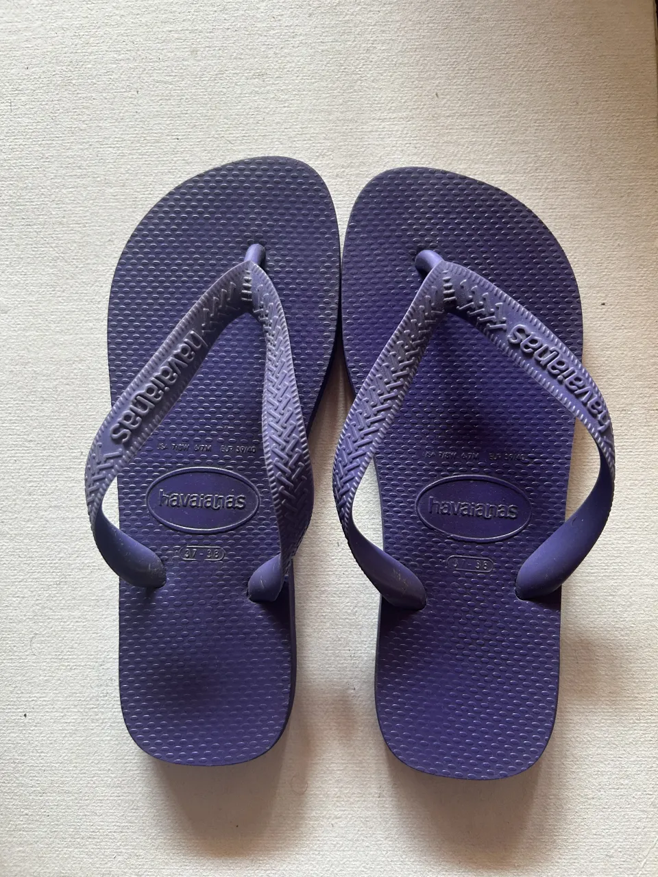 Ojotas Havaianas violetas, ideales para el verano, la playa o un look casual. Cómodas y prácticas para el día a día.