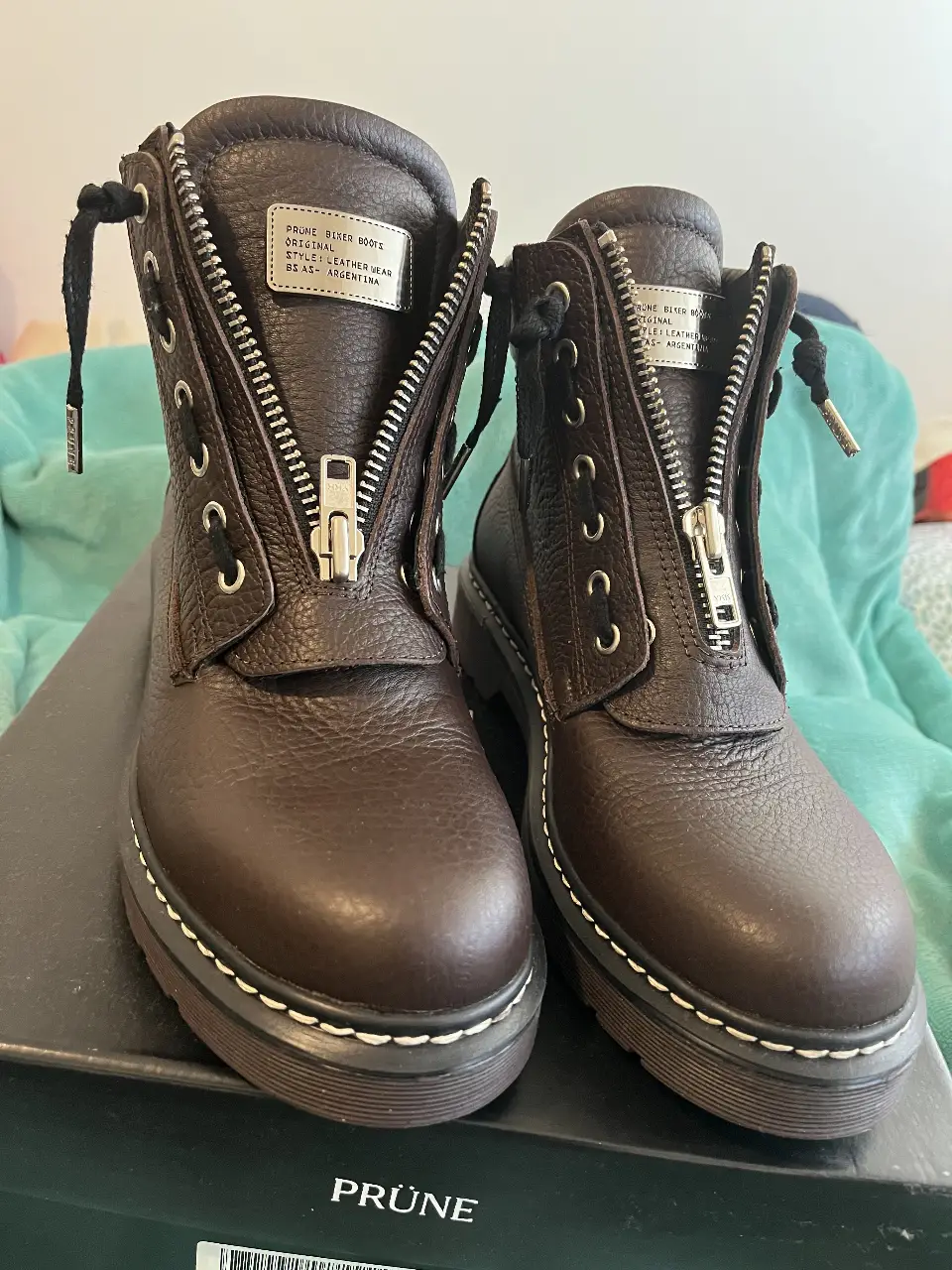 Borcegoss de cuero marrón con cierre frontal y detalles de costura en la suela. Marca Prüne, ideales para un look casual y moderno. Nuevos, sin estrenar.