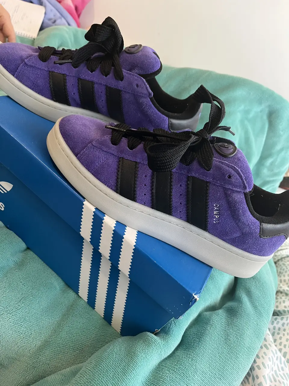 Zapatillas Adidas Campus 00s violetas con detalles en negro. Talle 7 US. Nuevas, con cordones adicionales. Muy poco uso, impecables.