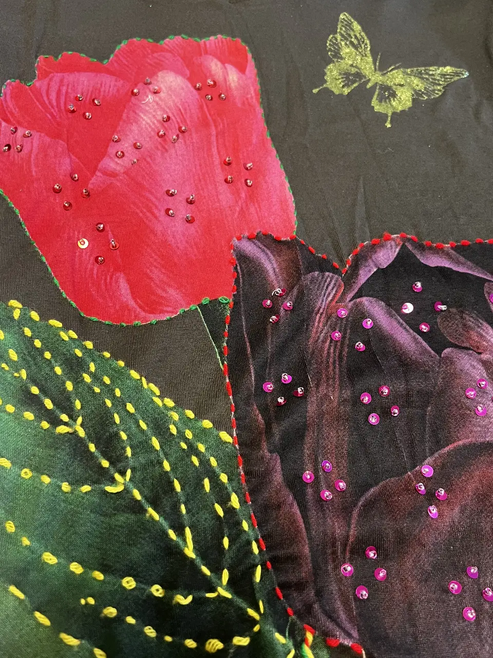 Remera manga larga Desigual con estampado floral y detalles de pedrería. Diseño asimétrico con mangas en diferentes colores y texturas. Ideal para un look casual y con estilo.