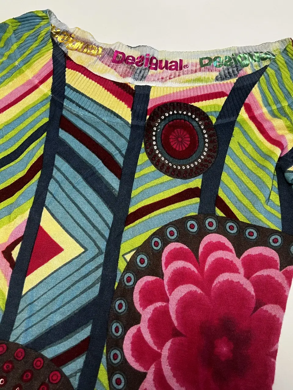 Remera manga larga Desigual con diseño geométrico y floral. Ideal para un look casual y llamativo.