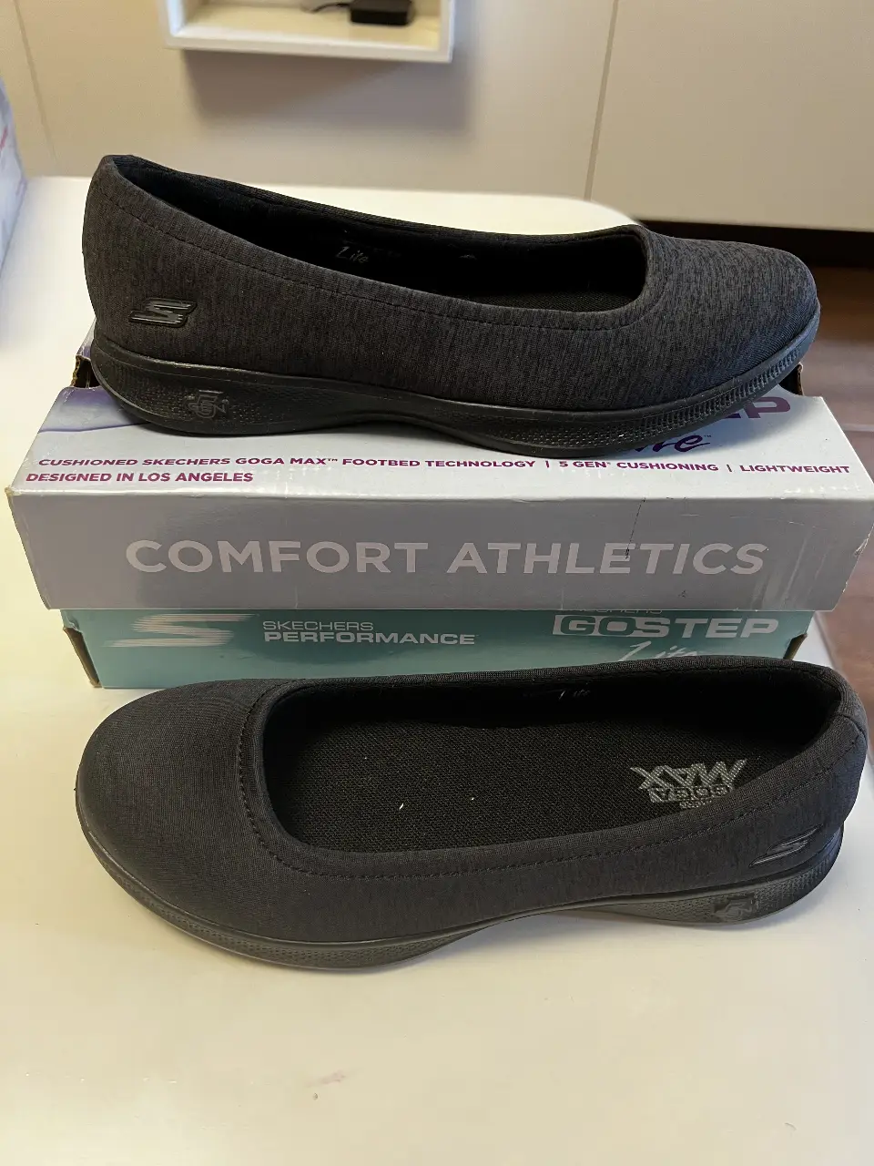 Zapatillas Skechers Go Step Lite, color gris oscuro, ideales para caminar o uso diario. Diseño cómodo y ligero, con tecnología Goga Max en la plantilla para mayor amortiguación.