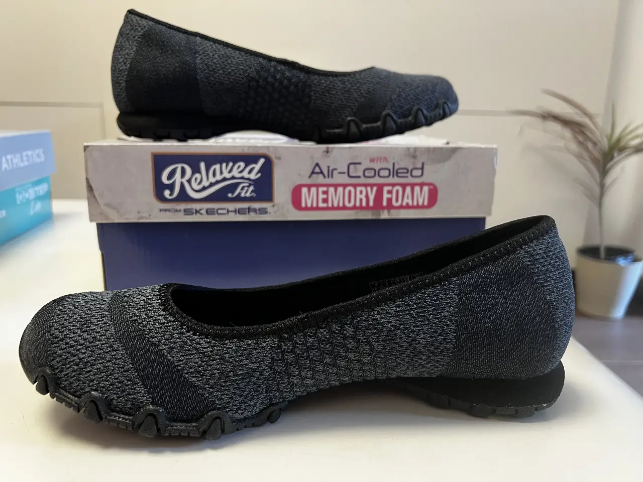 Zapatillas Skechers Relaxed Fit, color gris y negro, con plantilla Air-Cooled Memory Foam. Ideales para un look casual y cómodo.