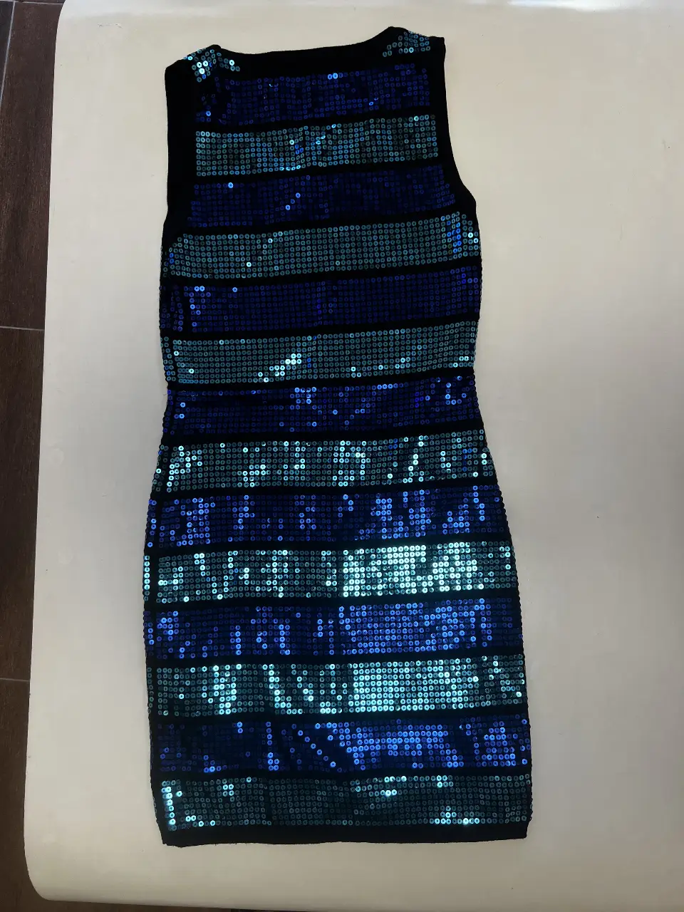 Vestido mini de fiesta con lentejuelas horizontales en tonos azules y celeste. Ideal para eventos especiales y salidas nocturnas.