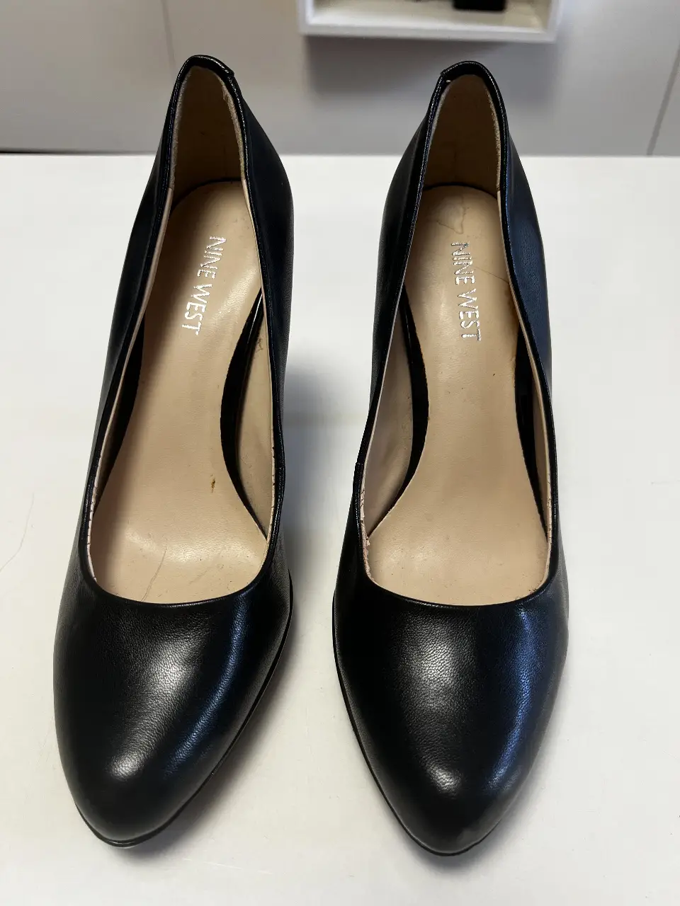 Elegantes zapatos de taco alto Nine West, color negro, ideales para eventos formales o para darle un toque sofisticado a tu look de trabajo. Diseño clásico y atemporal.