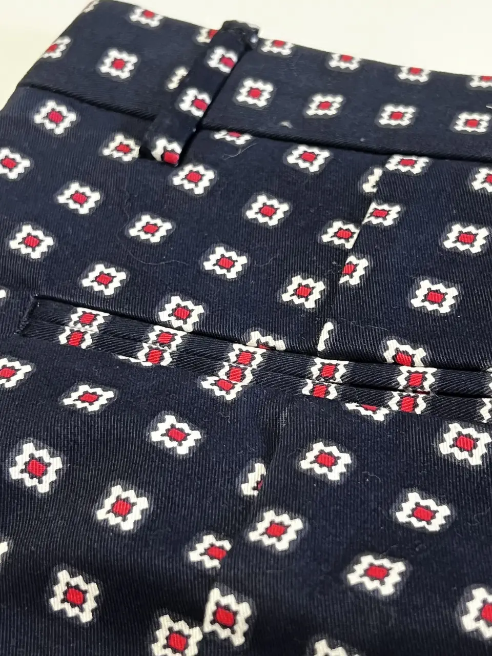 Pantalón sastrero slim cropped de mujer, con estampado geométrico en azul marino y blanco. Ideal para un look elegante y moderno.