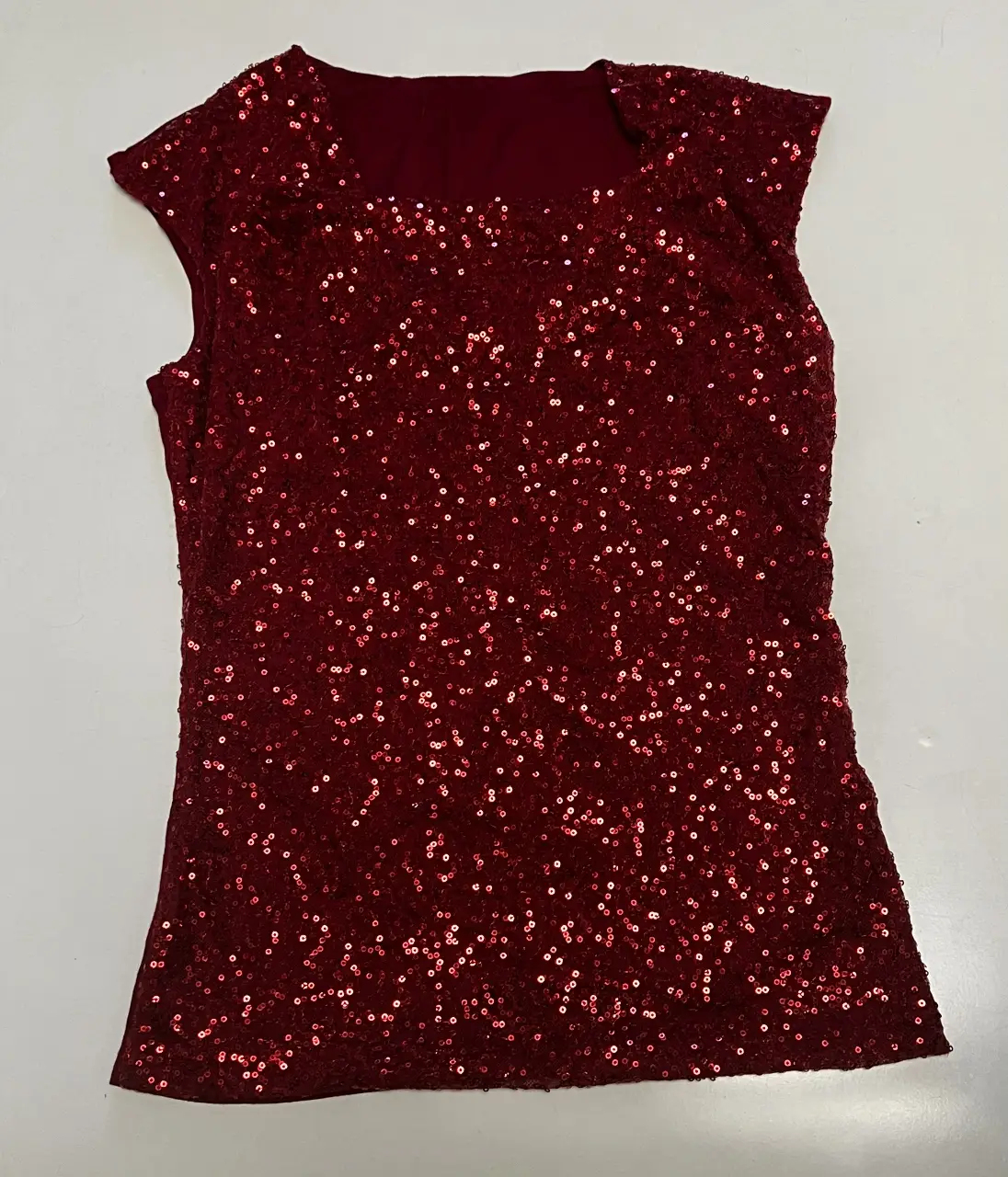Top de fiesta rojo con lentejuelas, ideal para eventos especiales. Diseño elegante y llamativo.