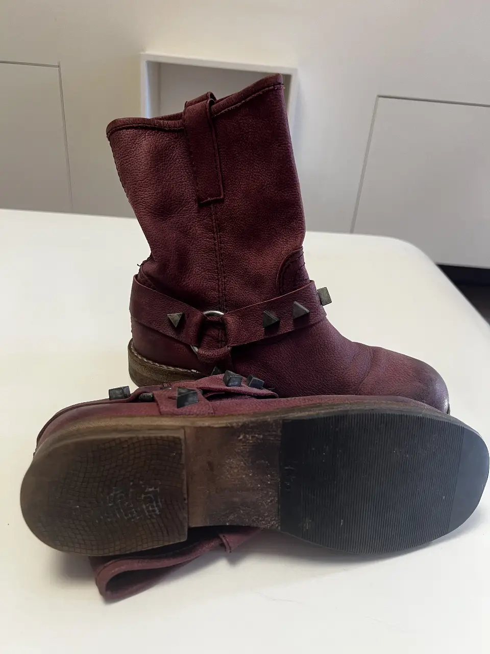 Botas borravino con detalles de tachas. Ideales para un look rocker y canchero. Perfectas para el invierno.