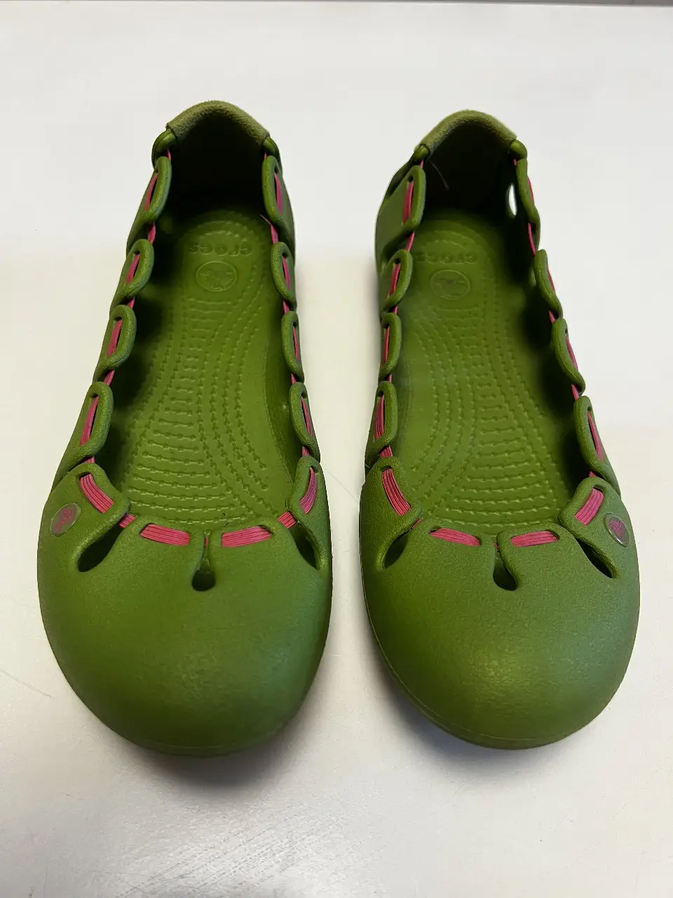 Sandalias tipo ballerinas de goma color verde con detalles en rosa. Ideales para un look casual y cómodo.