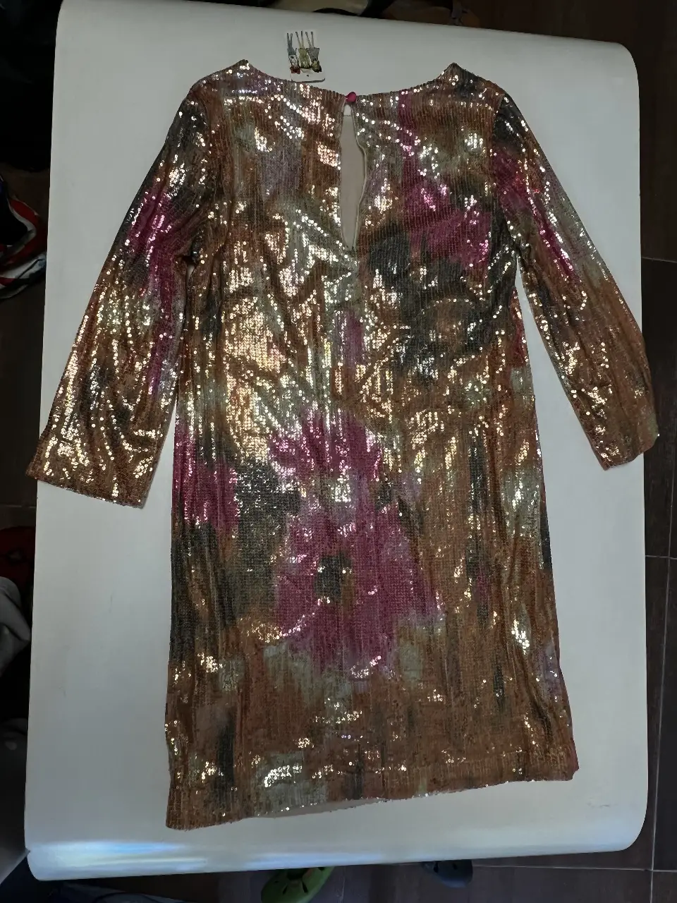 Vestido mini de fiesta con lentejuelas doradas y detalles en rosa y marrón. Ideal para eventos especiales y salidas nocturnas. Talle 4.