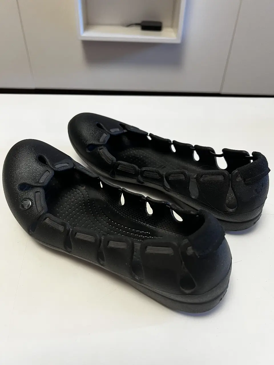 Sandalias tipo ballerinas de goma, color negro, ideales para el verano. Cómodas y fáciles de limpiar, perfectas para un look casual y fresco.