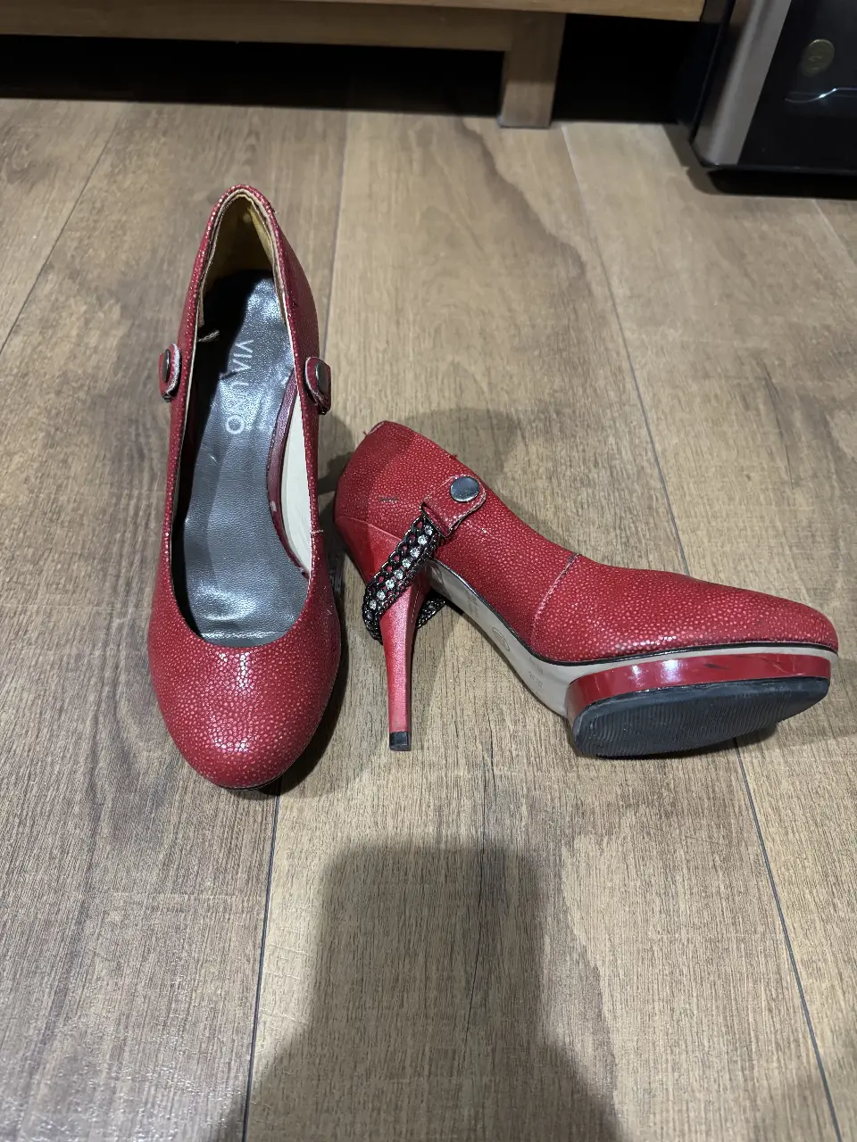 Zapatos de taco alto rojos, con detalles de hebilla y cadena. Talle 36.