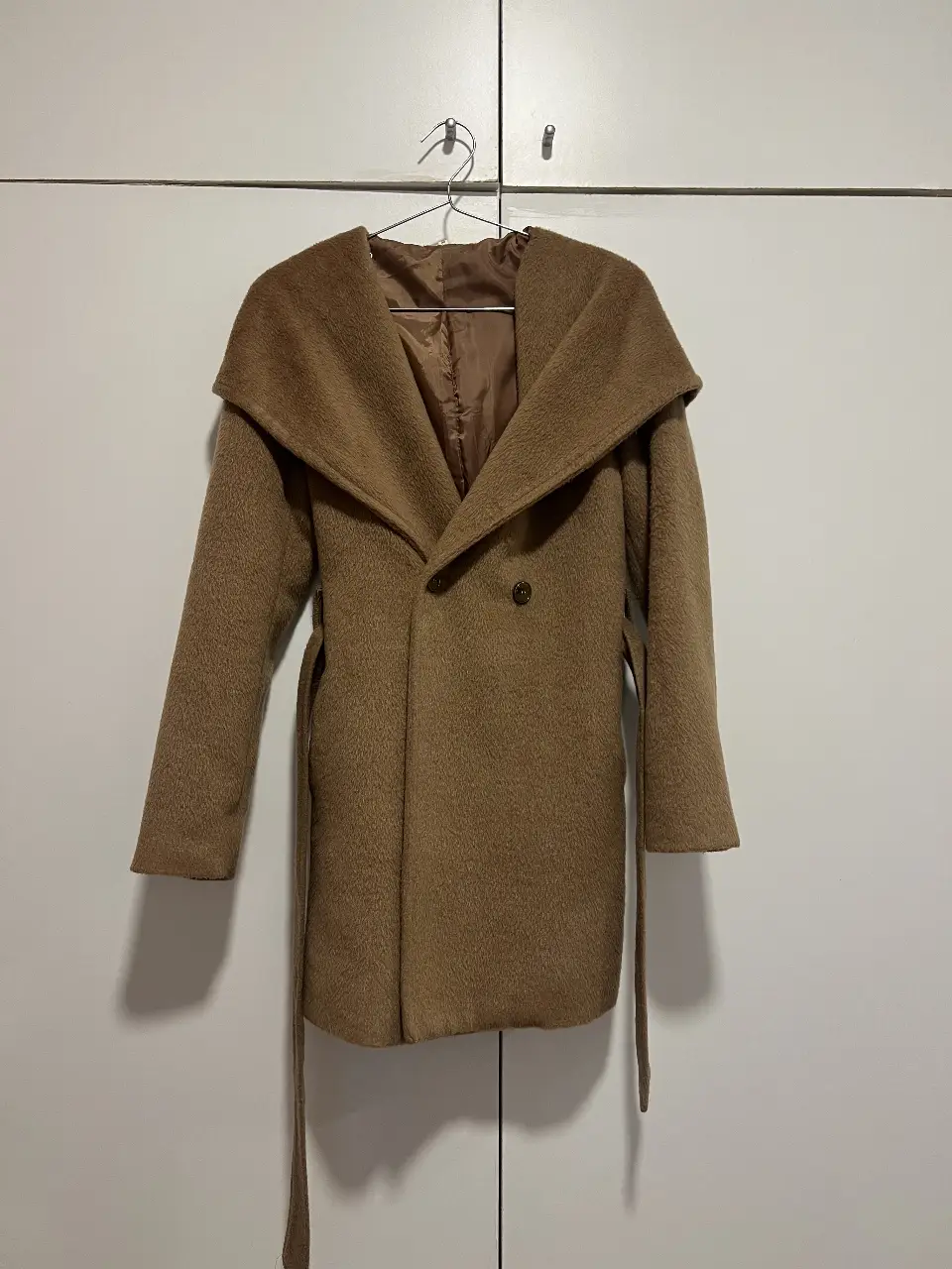 Tapado de paño marrón con cuello grande y cinturón. Ideal para el invierno, abrigo y estilo en una sola prenda.