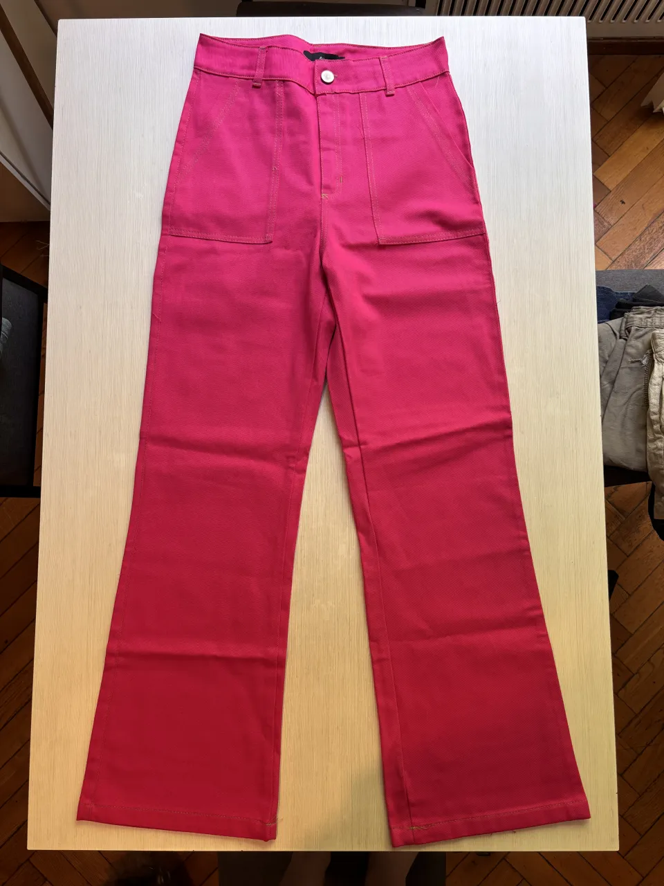 Pantalón tiro alto color fucsia, con bolsillos delanteros y traseros. Corte recto con un leve ensanche en la parte inferior. Talle 40/42. 