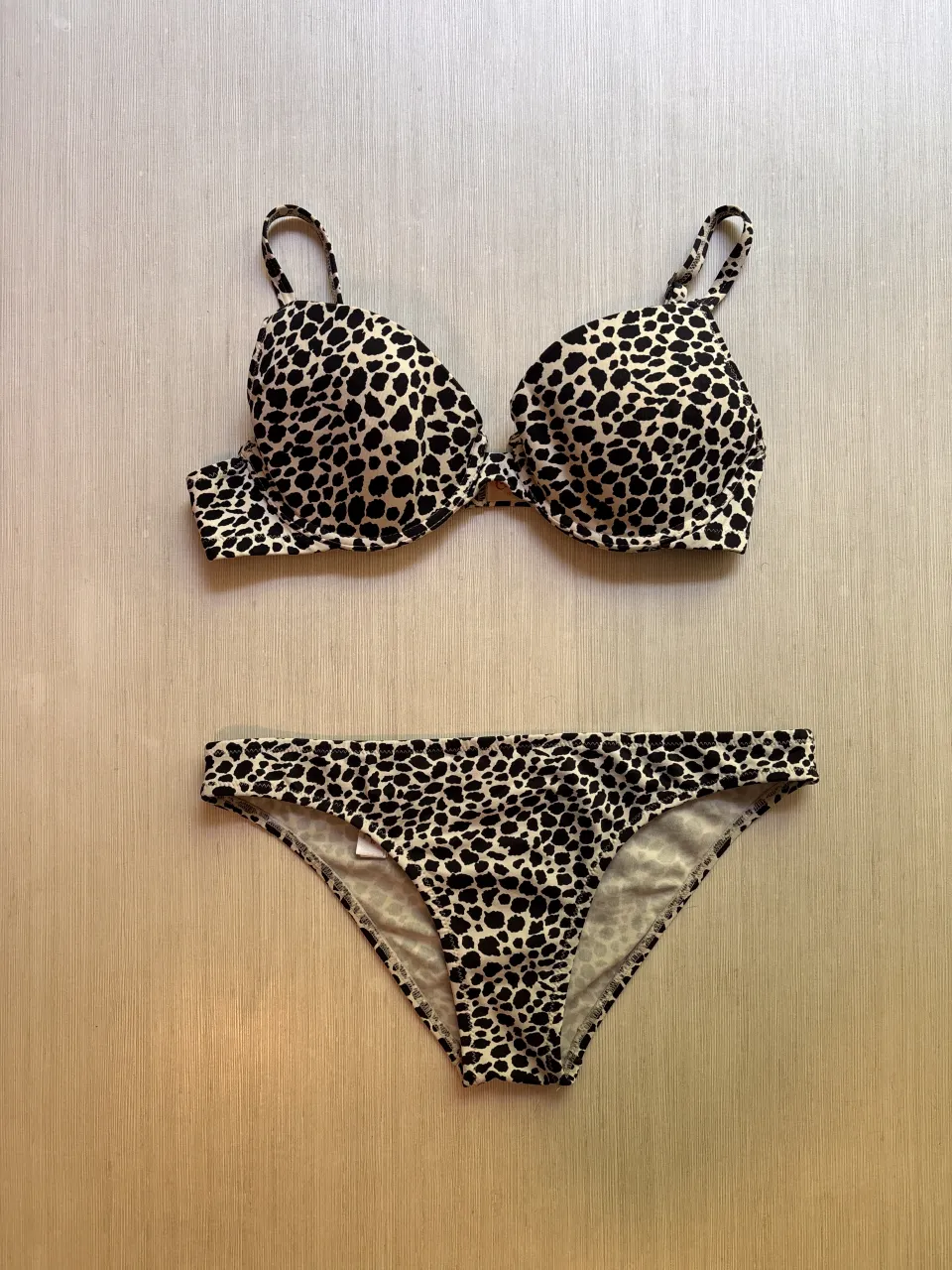 Conjunto de bikini estampado de leopardo. El corpiño es con aro y taza, y la bombacha es estilo vedetina. talle 90.