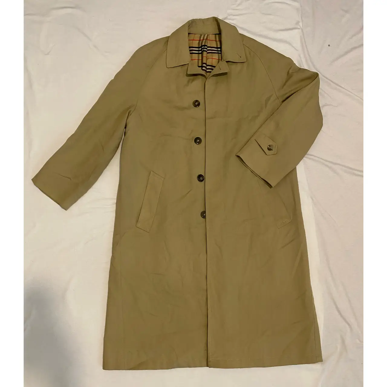 Trench coat clásico de color khaki, ideal para el otoño y el invierno. Piloto vitage interior cuadrille - 8/10 Largo = 111 cm     Interior busto = 124  cm