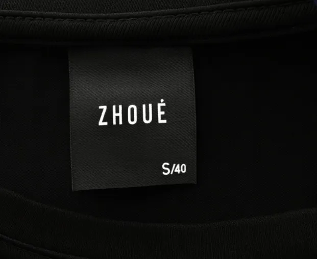 Remera Zhoue - Vista 3