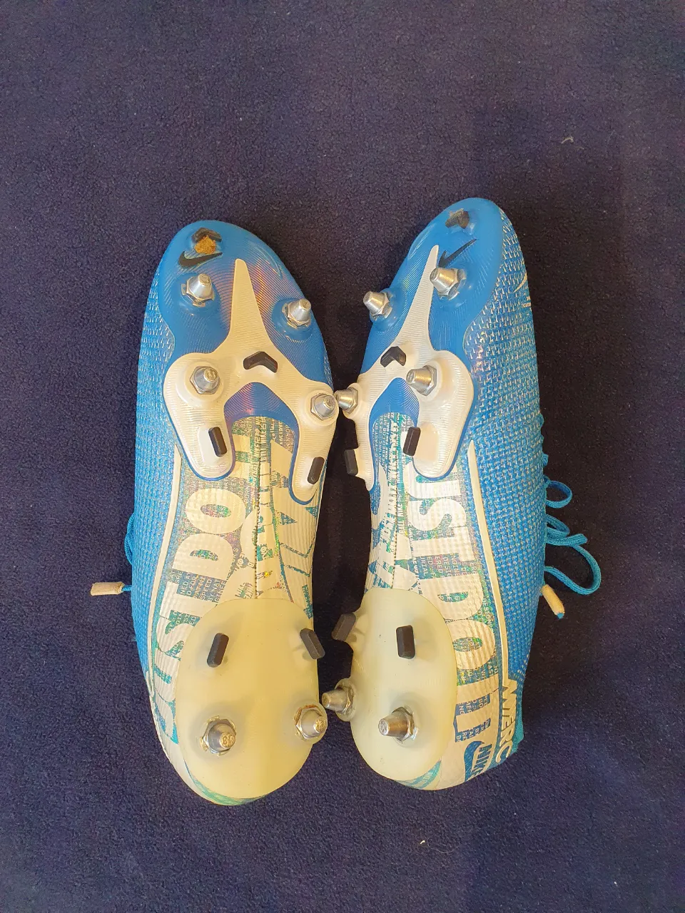 Botines de fútbol Nike Mercurial Vapor 360 en color azul con detalles en blanco y tapones. Ideales para jugar en césped húmedo.