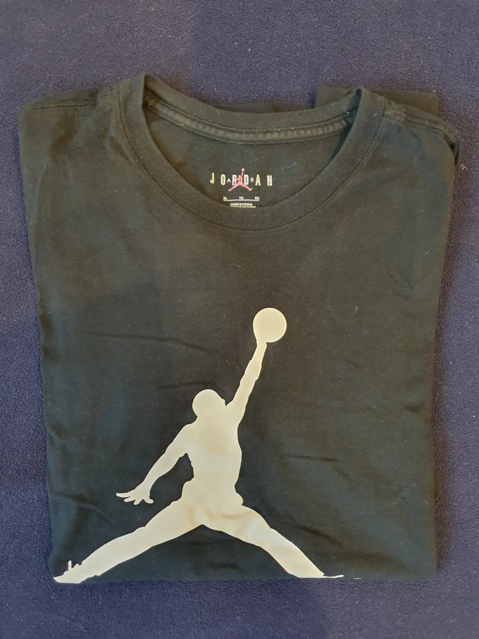 Remera de hombre Jordan, negra con el logo icónico de la marca en color blanco. Ideal para un look deportivo y casual.