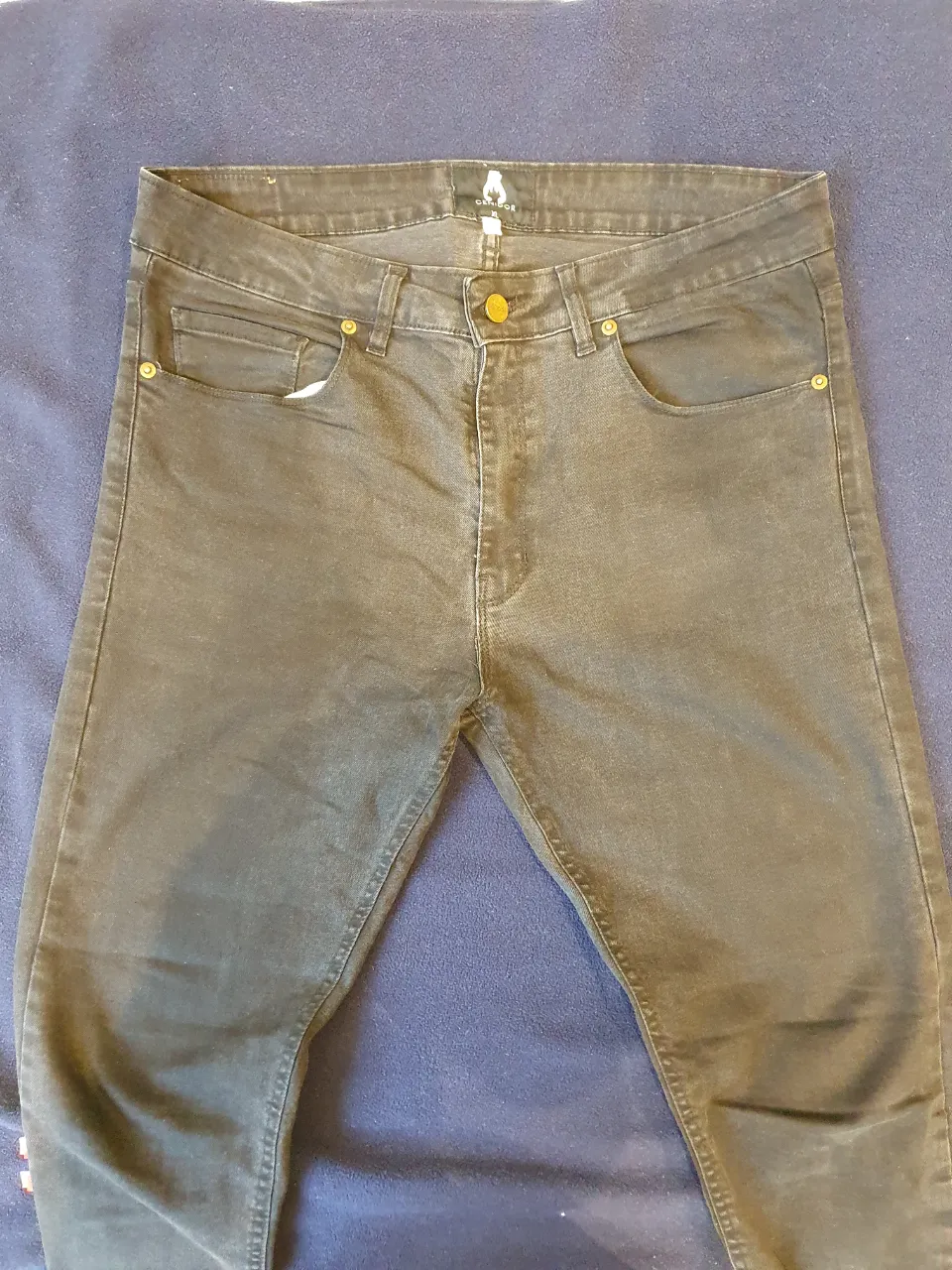 Jeans rectos de hombre, color negro gastado, marca Cenidor, talle 36.
