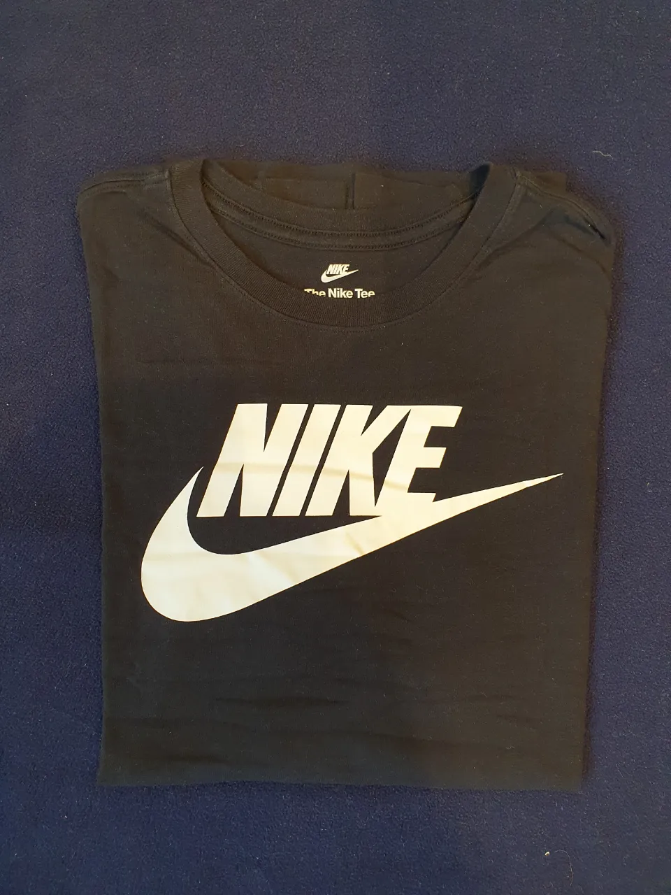 Remera Nike negra con logo blanco. Ideal para entrenar o usar en el día a día. Corte clásico y cómodo.