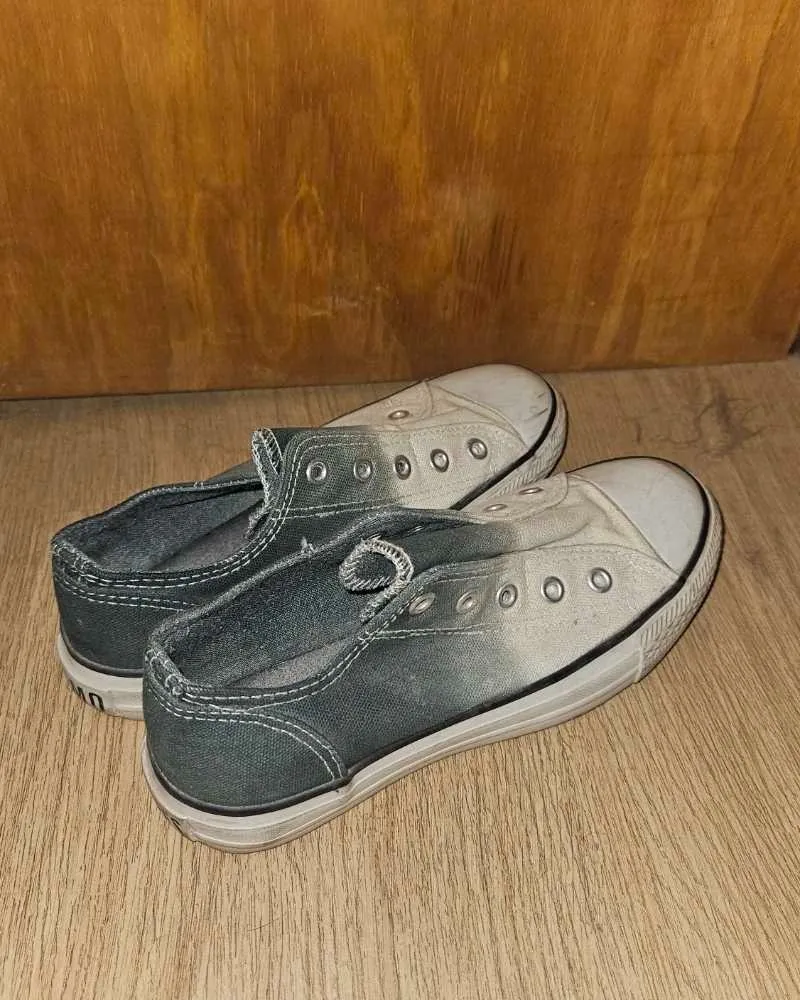 Zapatillas urbanas con un diseño degradé en tonos grises y blanco. Ideales para el día a día, combinan con todo y le dan un toque canchero a tu look. ¡Compralas como quieras!