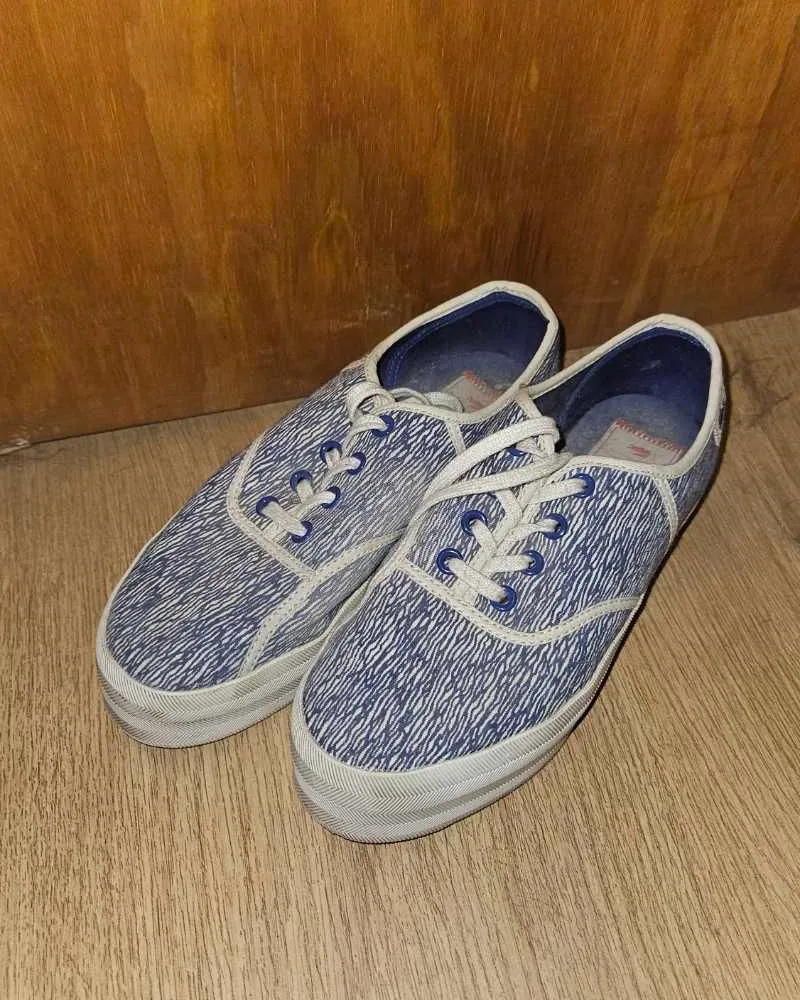 Zapatillas urbanas de lona con un diseño moderno y cómodo, perfectas para el día a día. Su estampa única en tonos azules y blancos le da un toque canchero a cualquier look.