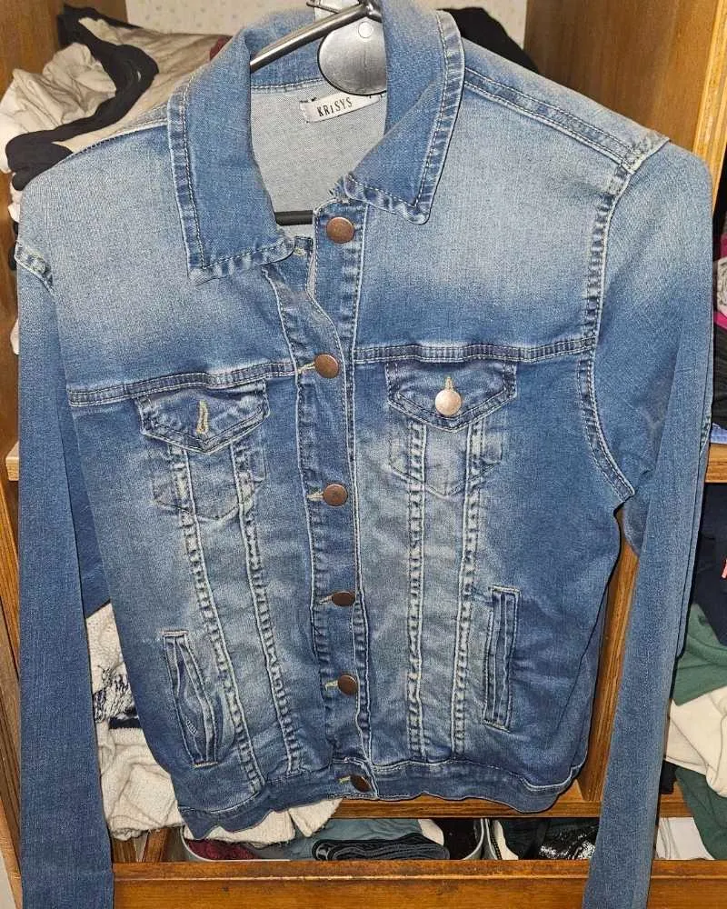 Campera de jean clásica, ideal para cualquier ocasión. Su diseño versátil la hace perfecta para combinar con todo tu guardarropa.