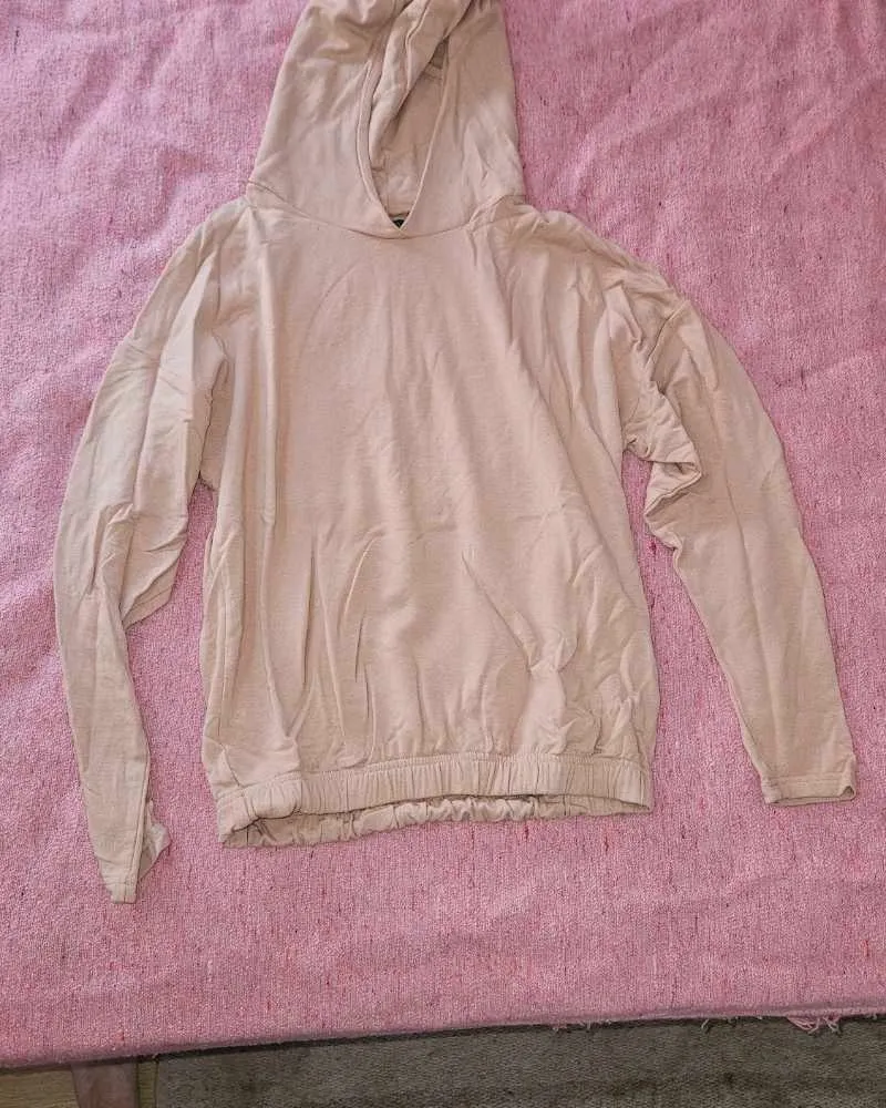 Hoodie de algodón color tiza, con puños y cintura elastizados. Ideal para un look comfy y casual.