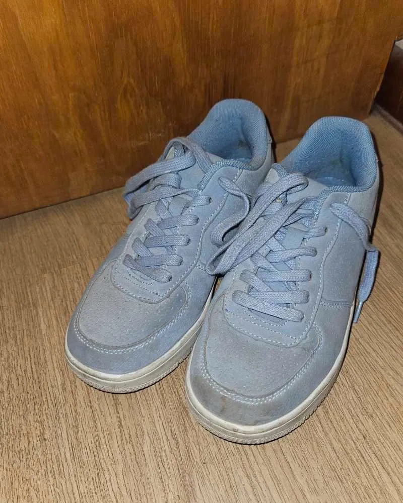 Zapatillas urbanas de gamuza color celeste. Ideales para el día a día, combinan con todo y son súper cómodas. ¡Un básico que no te puede faltar!