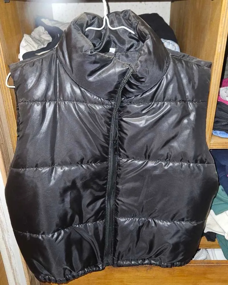Chaleco acolchado negro, ideal para el frío. Perfecto para un look casual y abrigado.