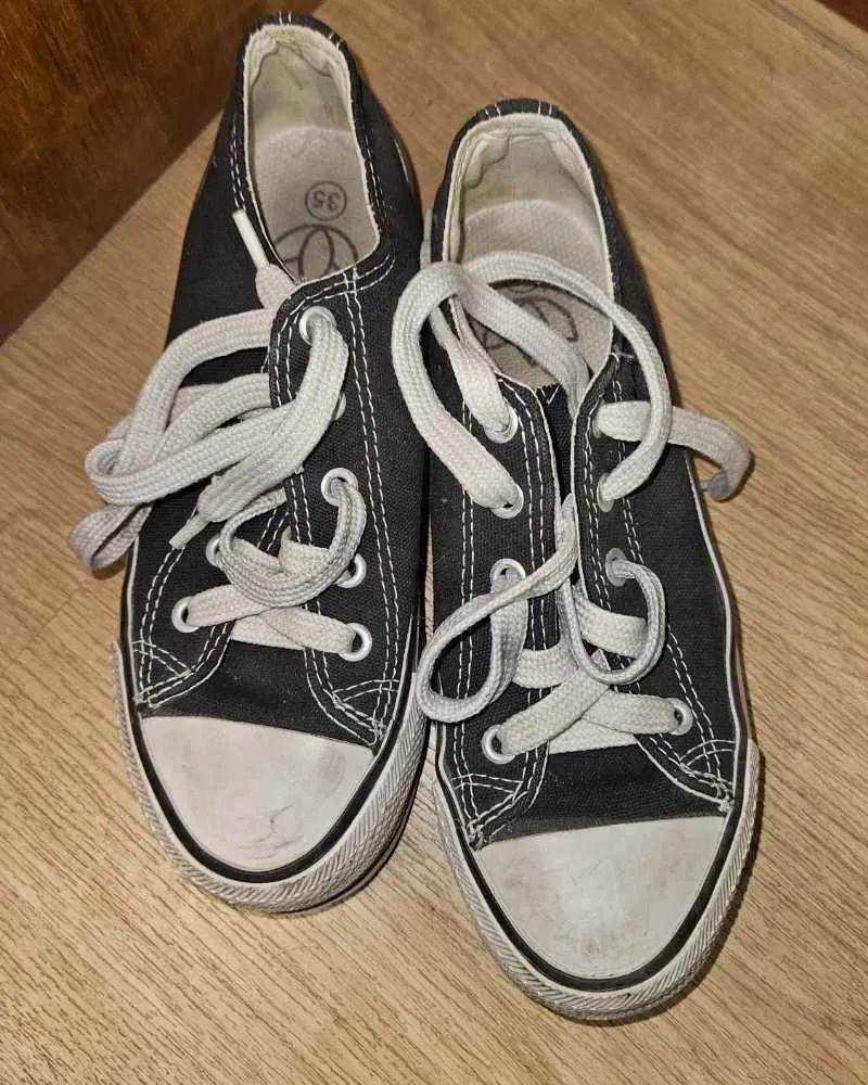 Zapatillas urbanas negras con plataforma. Ideales para el día a día, combinan con todo y son súper cómodas. Un clásico que no puede faltar en tu placard.